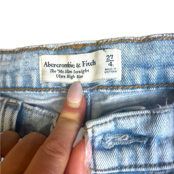 Abercrombie & Fitch Ultra High Rise 90’s Slim Straight Jeans Light Wash 27/4 L - Picture 10 of 16